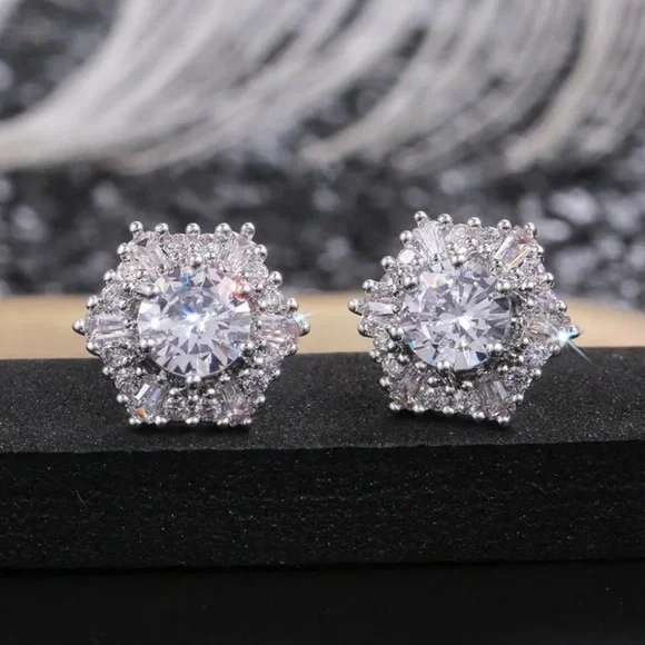 18K white gold hexagon halo stud earrings - Picture 2 of 7